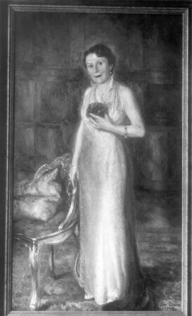 Bildnis einer stehenden Dame in Abendrobe