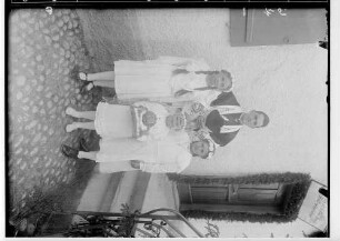 Primizfeier Bayer in Emerfeld 1935; Pfarrer mit drei Primizbräutchen unterschiedlichen Alters; Krone auf einem Kissen in den Händen des jüngsten Kindes
