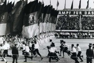 Parade zum 15. Jahrestag der DDR, aus der Serie "Geteiltes Deutschland"