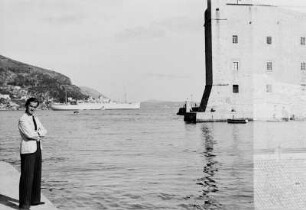 Reisefotos Kroatien. Franz Grassers Freund Alex am Hafen von Ragusa (Dubrovnik). Im Hintergrund das Passagierschiff "Milwaukee" während einer Mittelmeerfahrt, vor Anker liegend
