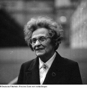 Porträt Ruth Seydewitz und Repro eines alten Kinderbildes (mit Ruth Seydewitz?)