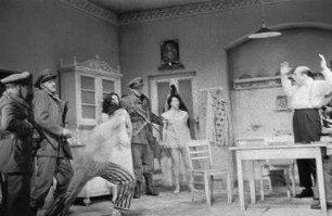 Szenenbilder aus "Wehe dem, der träumt" (Le voci di dentro) von Eduardo de Filippo. Kammerspiele (Deutsches Theater) Berlin, 10.06.1958 : Mit Margarete Körting, Rudolf Wessely als Alberto Saporito, Amy Frank als Rosa, Lilly Schmuck als Maria, Walter Lendrich als Carlo, Werner Pledath, Antje Ruge, Heinz Voss, Ulrich Thein als Luigi, Fritz Links als Portier Michele u. a.