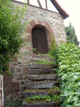 Kirchhof im Norden-Torhaus von Osten mit Treppenaufgang aus Kirchhof in das Obergeschoß