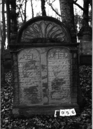 Grabstein 956 (Index: 99902511) Material: Sandstein Maße HxBxT: 168x114x14 cm Besonderheit: Doppelgrab (für Schwestern?): Grabstein 956