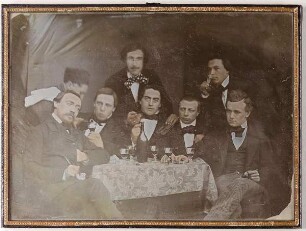 Acht Personen beim Weintrinken