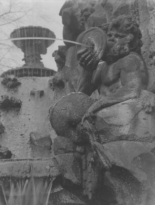 Triton : Triton. Sandstein (1712/1713; B. Thomae). Dresden-Altstadt, Zwinger, Nymphenbad, Kaskade