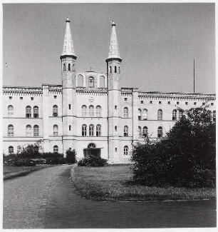 Evangelisches Diakonissenkrankenhaus Bethanien, Berlin-Kreuzberg Umbau: Fassade Eingangsseite nach der Renovierung