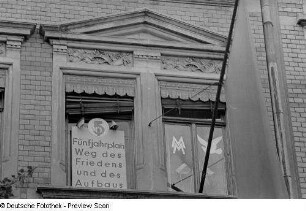 Sichtwerbung für die Leipziger Herbstmesse 1951 an einem Leipziger Haus