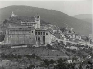 Blick auf die Basilika San Franceco, Assisi