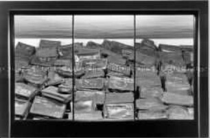 Vitrine mit Koffern von Deportierten in der Gedenkstätte Auschwitz