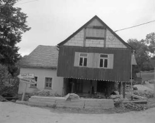 Schöneck-Eschenbach, Gunzener Straße 1. Wohnstallhaus (1801/1850). Straßenansicht