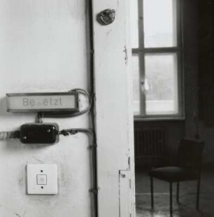3. Obergeschoß. Anzeigeleuchte neben der Tür des Wartezimmers der Arztpraxis