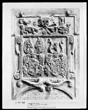 Wappentafel mit zwei Wappen von einem Grabstein