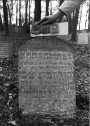 Grabstein 590 (Index: 100115298) Material: Sandstein Zustand: verwittert Maße HxBxT: 80x54x10 cm Beschreibung: Stele mit Rundbogenabschluß: Grabstein 590