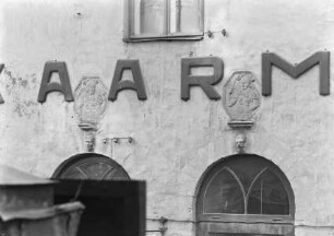 Fassadenreliefs mit Kriegern