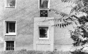 Kubschütz-Purschwitz. Ehem. Gutsmühle, vermauerte Tür mit Müllerwappen