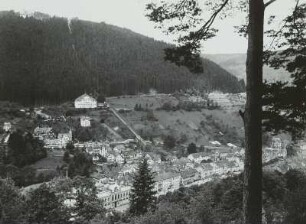Wildbad, Ortsansicht : Wildbad. Teilansicht des Ortes mit der Sommerbergbahn. Blick über das Enztal