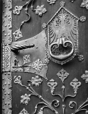 Beschlagene Tür mit Tympanon : Beschlagene Tür mit Tympanon. Detail mit Türklinke und Klopfer. Frankfurt (Main), Römerberg 27, Rathaus