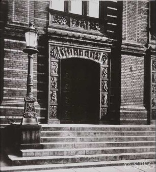 Berlin, ehemalige Bauakademie von Schinkel, Eingang.