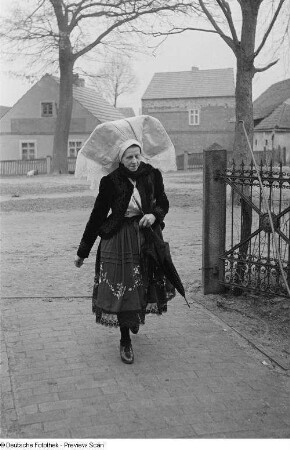 Porträt einer Frau in Spreewaldtracht