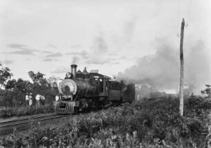 Brennende Lokomotive : Ein Waggon einer Dampflolokomtive hat Feuer gefangen.