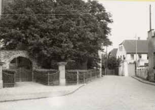 Holzhausen, Dorfstraße : Holzhausen. Dorfstraße. Ansicht mit Friedhofstor