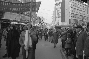 Demonstration von Studentinnen und Studenten aller Karlsruher Hochschulen gegen das Hochschulrahmengesetz