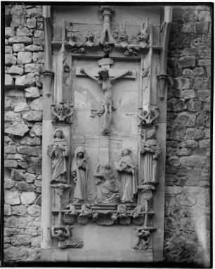 Schloß Eberstein Kreuzigungsgruppe im Schloßhof an der Mantelmauer links vom Bergfried (um 1464)
