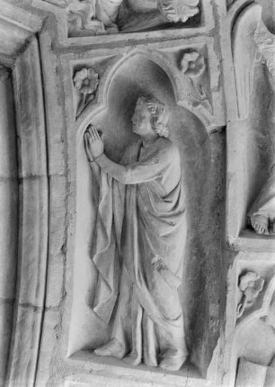 Südliches Westportal — Rechte Archivolte — Johannes betend