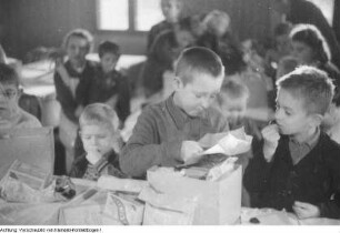 Deutsche Kriegsgefangene in Jugoslawien spenden Pakete für Kinder in Deutschland - Auspacken der Geschenke im Kinderkrankenhaus, 1948