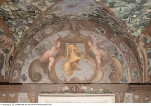 Freskierte Loggiendekoration, Steinbock mit Putti auf illusionistischem maßwerkartigen Rahmen
