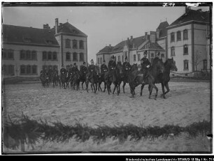 Dressur- und Reitschule in der Artilleriekaserne Wolfenbüttel, Lindener Straße Enthält: Sechzehn in 2er Formation hintereinander reitende Husaren