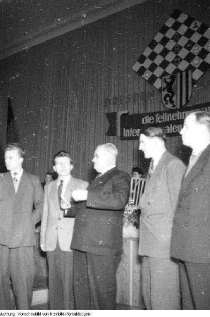 Dresden. Internationales Schachturnier in Dresden unter Teilnahme des Schachgroßmeisters Wolfgang Uhlmann, 1956