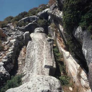 Dionysos : Naxos, Ston Apollona, Kouros von Apollonas, archaische Riesenstatue, 10,45m, um 600 v. Chr., im antiken Steinbruch