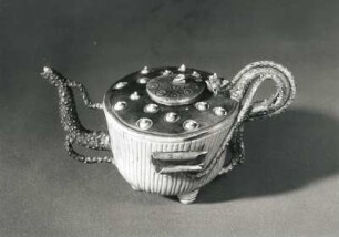 Teekanne in Form einer Lotossamenkapsel : Teekanne in Form einer Lotossamenkapsel. Porzellan, unglasiert, bemalt mit Schmelzfarben, Höhe 9,6 cm. Länge 18,2 cm. China (King-te tschen), 1662/1722