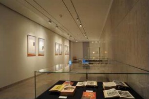 Ausstellung "Zeitgeist im Oktavformat. Illustrierte Magazine der 20er Jahre". 14.09.2013-19.11.2913. Raumansicht