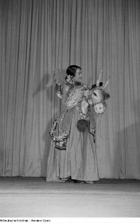 Tänzerin des chinesischen Jugend-Kunst-Ensembles in aufwendigem Kostüm