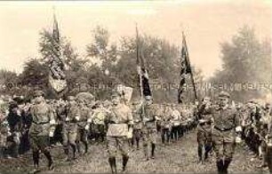 Ernst Thälmann mit Fahnendelegation beim 3.Reichstreffen des Roten Frontkämpferbundes