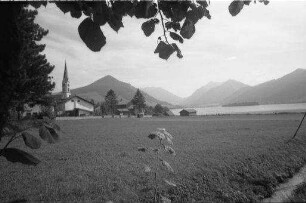 Schliersee: Wiese, links Kirche am See