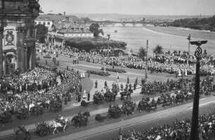 Heimkehr der Deutschen Wehrmacht nach dem Überfall und der Besetzung der Staaten Westeuropas durch Deutschland : Dresden. Heimkehr einer Infanterie-Einheit der Deutschen Wehrmacht nach dem Überfall und der Besetzung der Staaten Westeuropas durch Deutschland