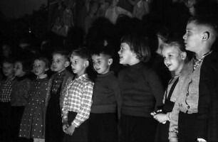 Kirchzarten: Flüchtlings-Durchgangslager, Flüchtlinge bei der Weihnachtsfeier, Kinder beim Singen