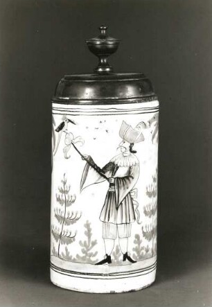 Walzenkrug (mit Deckel). Fayence, mehrfarbig bemalt; H. 17,7 cm. Dresden, um 1775. Dresden: Kunstgewerbemuseum 33987