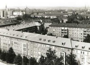 Dresden-Altstadt. Blick aus dem Wohnhochhaus, Grunaer Straße 24, über die Wohnblocks, Grunaer Straße, nach Nordwesten