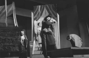Szenenbilder aus dem Stück "Der Kreidekreis" von Klabund (Henschke, Alfred) im Schlossparktheater in Berlin-Steglitz