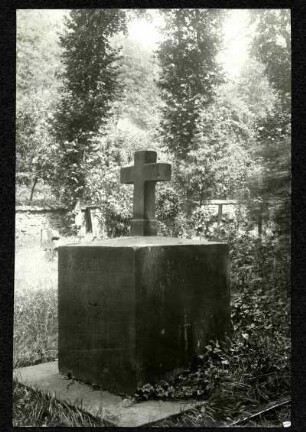 Friedhof. Grabstein der Familie Osterheld