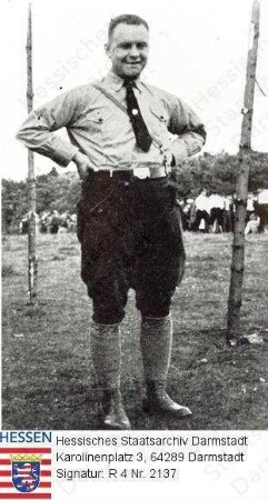 Klostermann, Alfred (1900-1945) / Porträt in NS-Uniform auf Wiese stehend, Ganzfigur