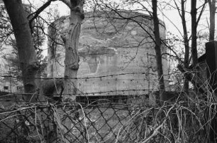 In Berlin-Schöneberg : In Berlin-Schöneberg, Belastungskörper (14 m hoch, 21 m Durchmesser, 12.650 t) als Test für Germania an der Papestrasse; siehe http://de.wikipedia.org/wiki/Schwerbelastungskörper, siehe auch 2771_24