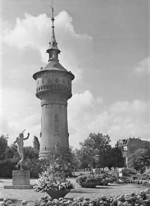 Wasserturm in Forst (Lausitz) : Forst (Lausitz). Wasserturm (1902-1903; Entwurf Ernst Prinz, Ausführung Maurermeister Lüdecke). Ansicht mit Skulptur "Der Speerwerfer"
