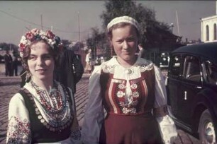 Reisefotos Skandinavien. Zwei Mädchen (vielleicht in schwedischer)Tracht