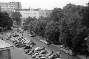 Freiburg: Blick von der Terrasse des Colombi Hotels auf den Parkplatz und Rotteckplatz